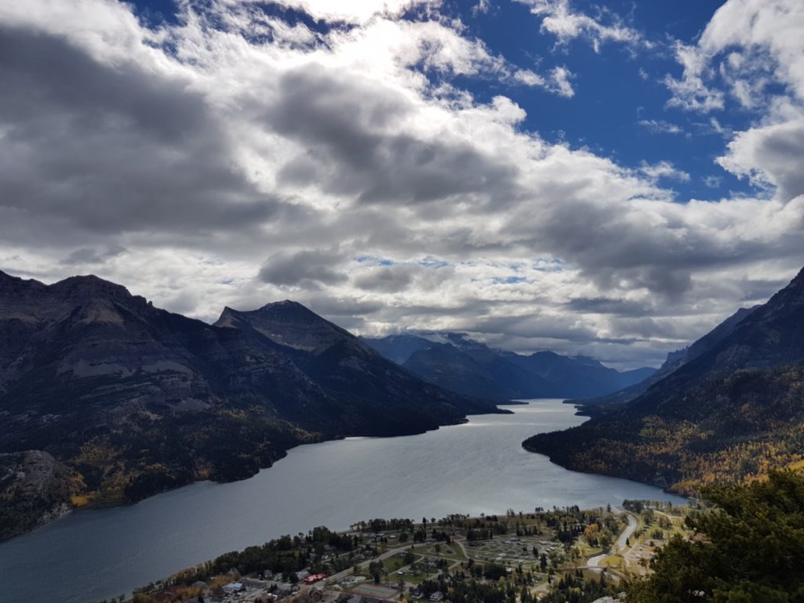 在Waterton Lakes国家公园，湖景宏伟，小屋别致。