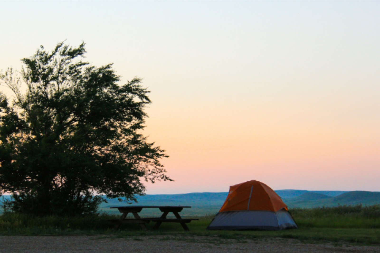 Camping Grasslands - Parc national de la Prairie - Coucher de soleil sur une tente