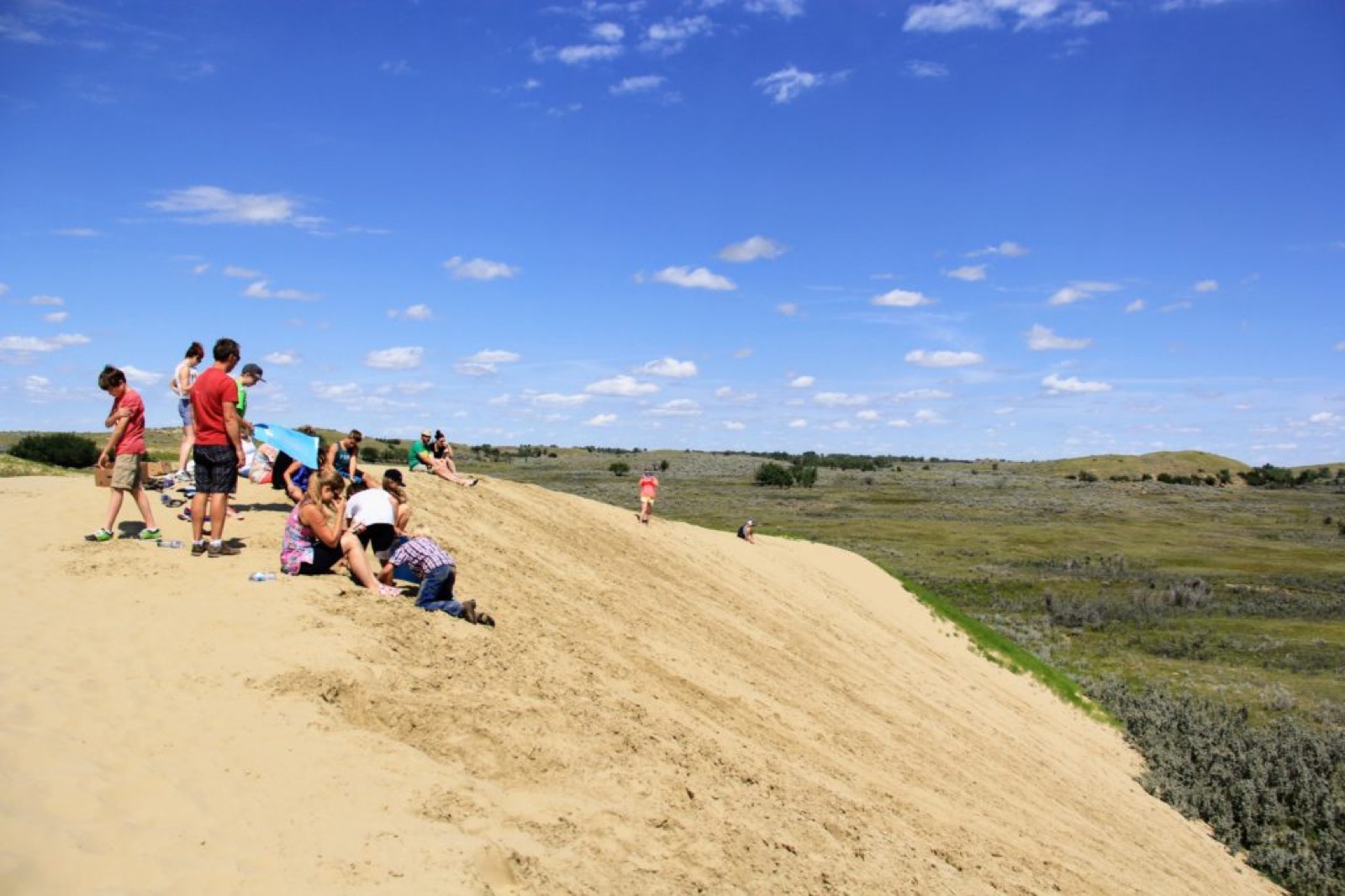 great-sandhills-saskatchewan-sand-sledding-toboggan