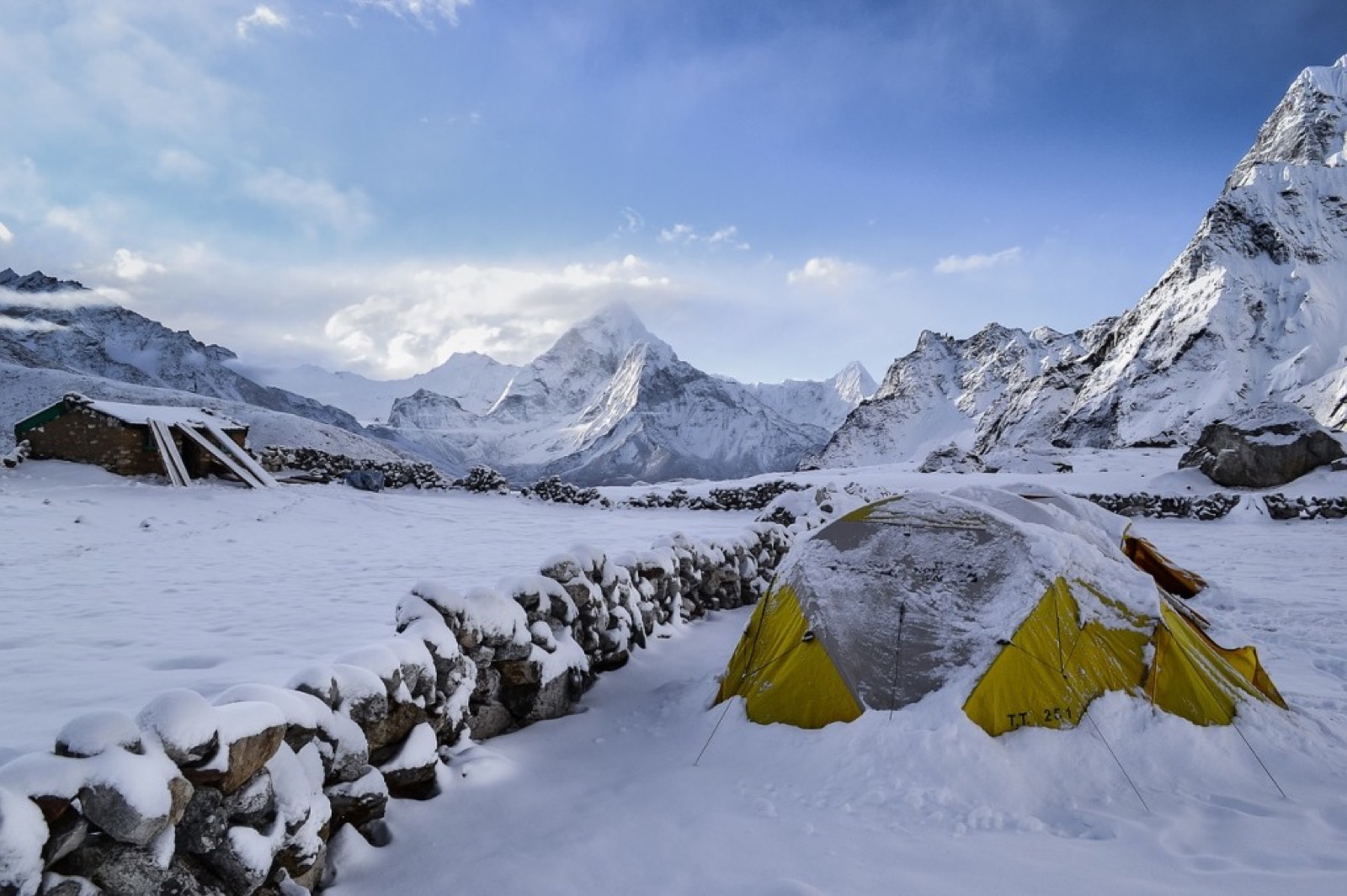 Cours de camping d'hiver et de construction d'igloos