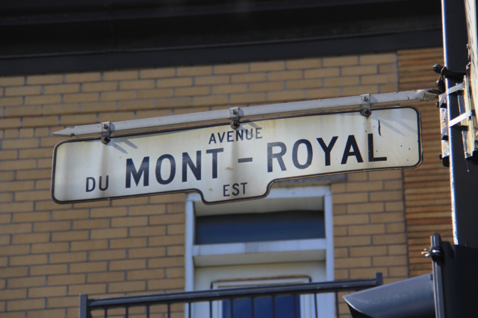 mont-royal-sign-w1850