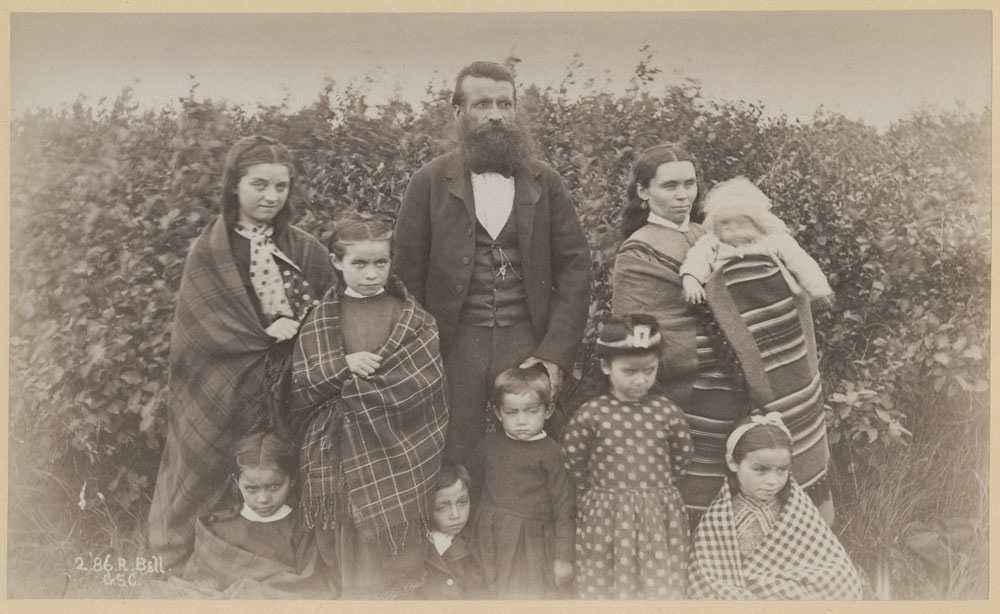 metis-family-photo-by-Robert-Bell